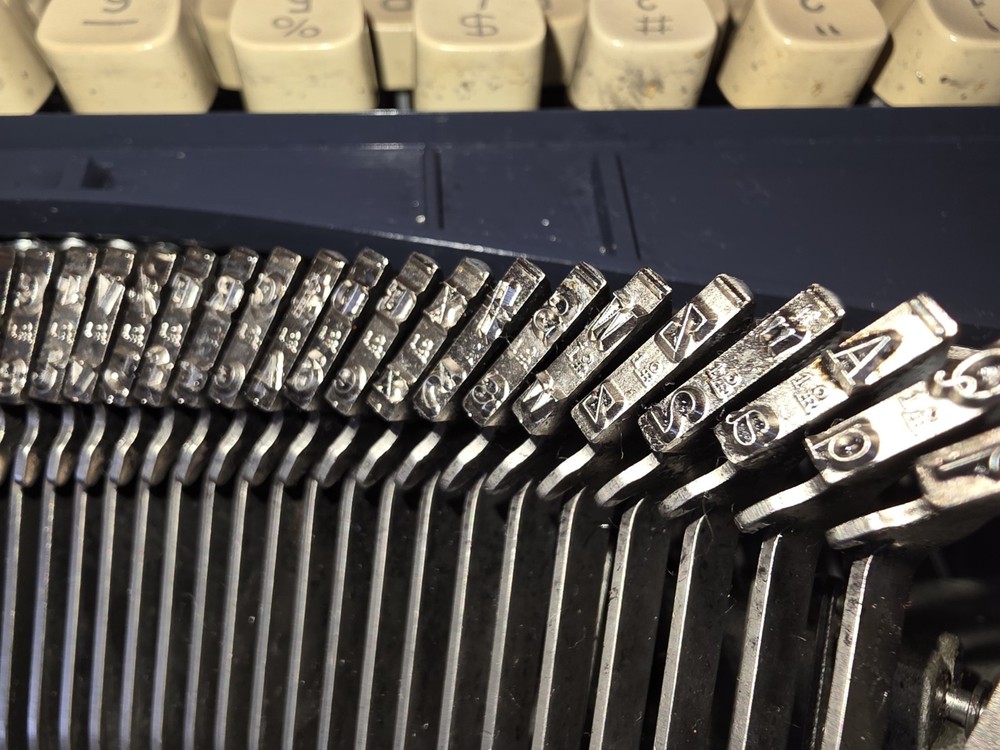 Adler J5, typewriter w/Case, "Pica " 1972 w/ case. latches needs work