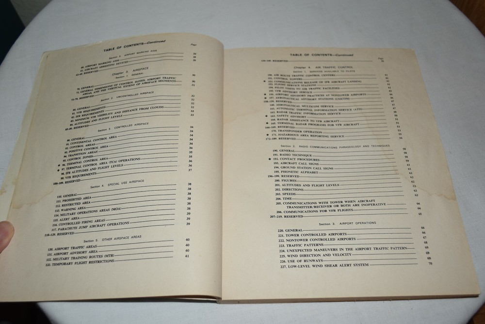 Vintage 1981 AIRMAN'S INFORMATION MANUAL BASIC FLIGHT Info Airplanes Aviation