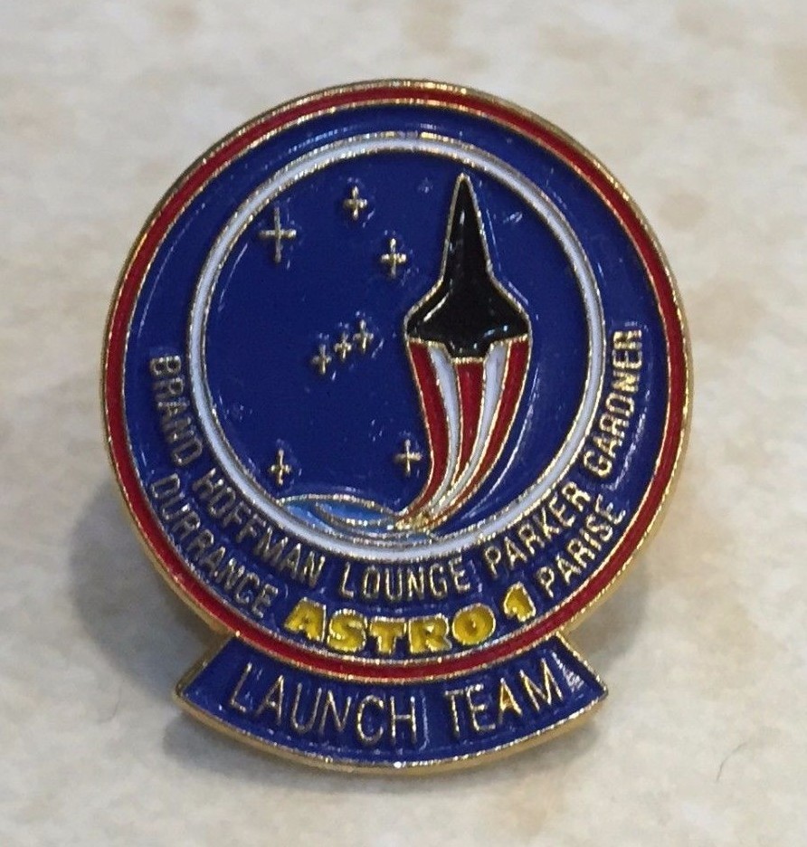 STS-35 SPACE SHUTTLE COLUMBIA LAUNCH TEAM PINBACK 1/2"