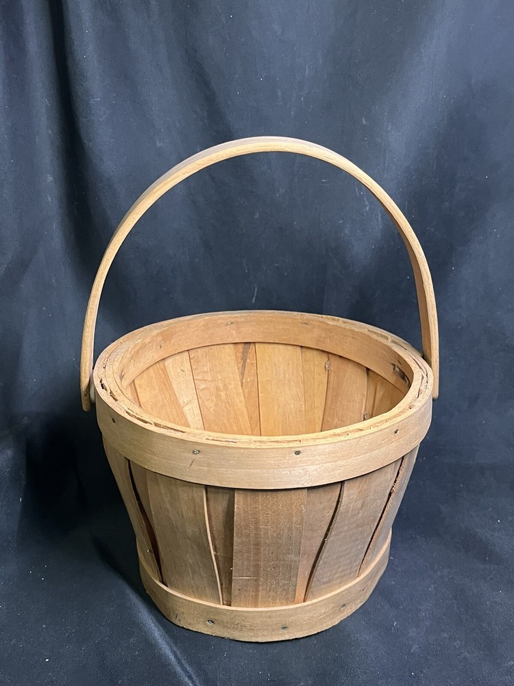 VINTAGE WICKER BASKET WITH HANDLE 7”