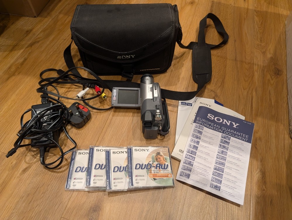 Sony DVD105E Digital Video Camera + box + case