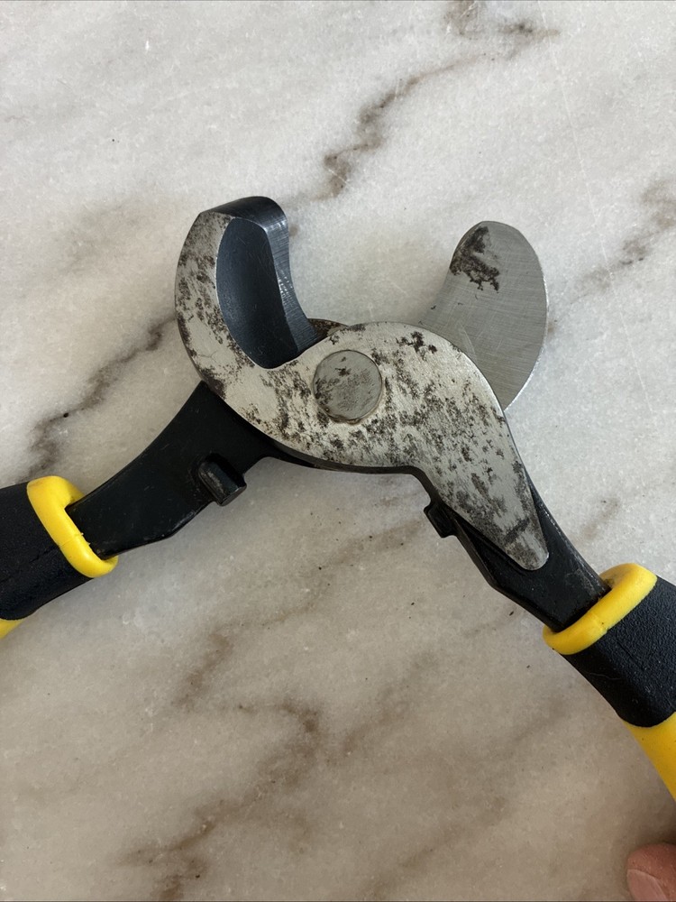 Preowned Southwire CCP9 High-Leverage Cable Cutter In Good Used Condition