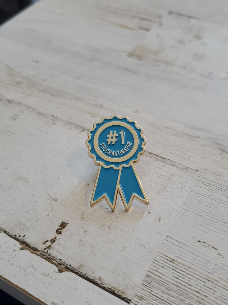Cool #1 Procrastinator enamel pin ribbon design je