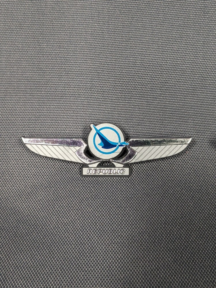 REPUBLIC AIRLINES Vintage Pin
