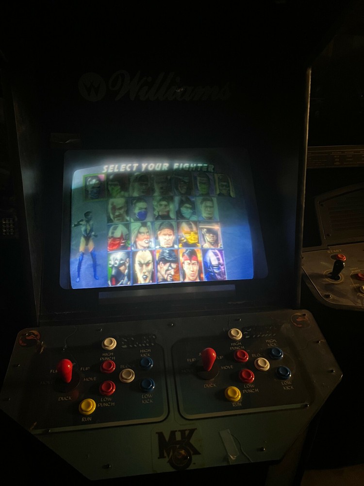 ULTIMATE MORTAL KOMBAT 3 ARCADE MACHINE by MIDWAY 1995 (Excellent Condition)