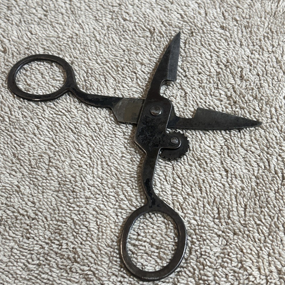 Vintage Fine Cutlery Buttonhole Sewing Scissors W/Adjustable Wheel Still Sharp!