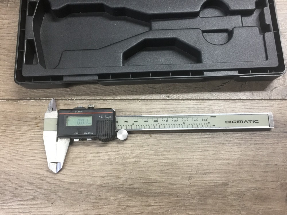 MITUTOYO 0 - 6 " DIGITAL CALIPER X 0005 "