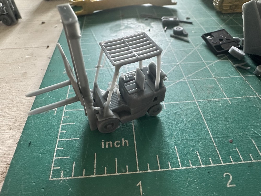 HO Scale Forklift with adjustable mast