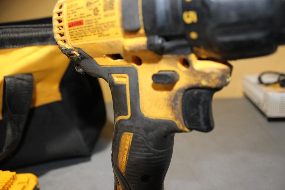 DEWALT DCD777 20V Cordless Drill Driver Kit