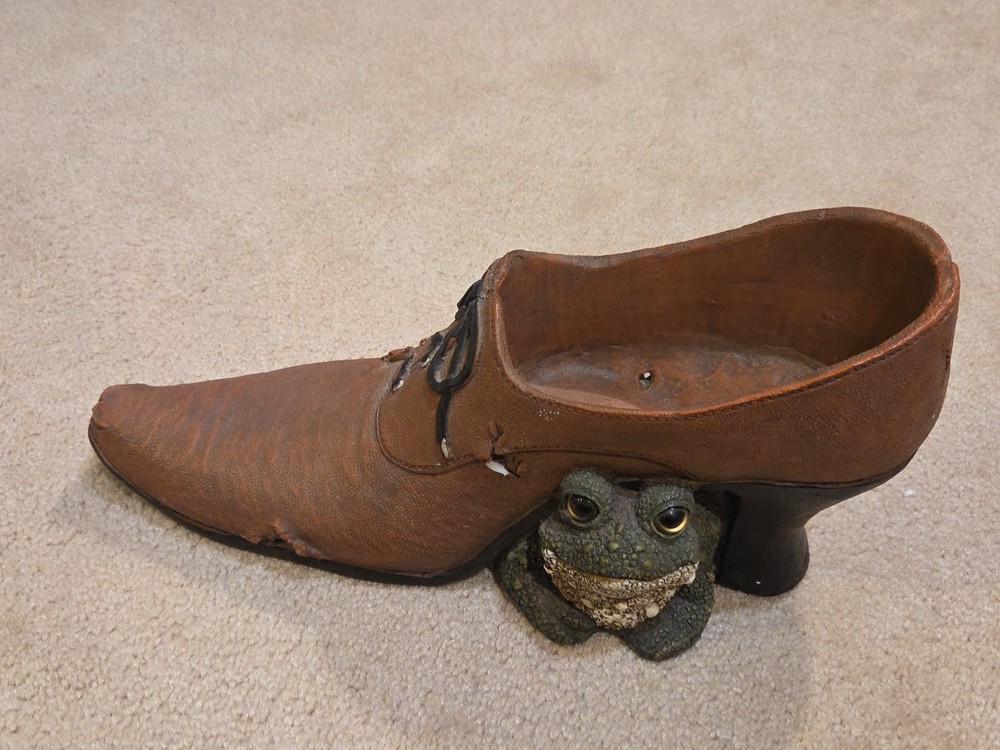 VINTAGE TOAD HOLLOW RESIN SHOE PLANTER