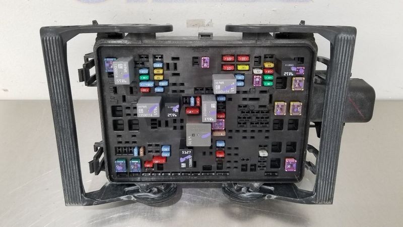 2017-2019 Chevy Silverado 1500 2500/GMC SIERRA Pickup Engine Fuse Box