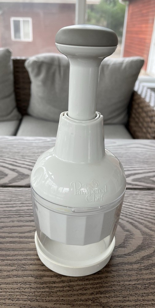 Pampered Chef Food Chopper Manual Push Function white #2585