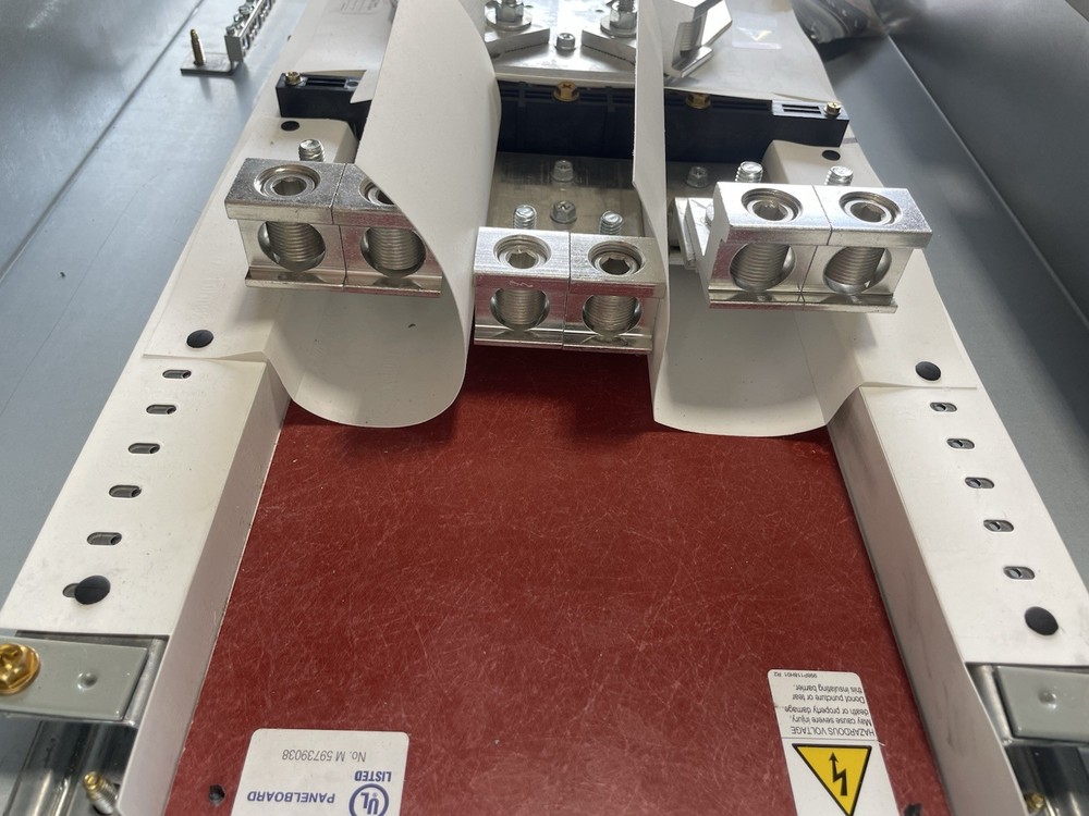 1-400 AMP 480V MAIN LUG PANELBOARD 42 SPACE 3PHASE 4 WIRE COMPLETE PANEL