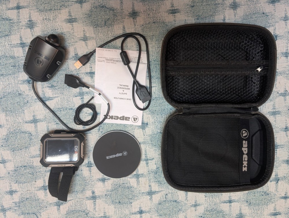 Apeks DSX Dive Computer w/ O2 Analyzer, 2 Straps, Wireless Charging Base, Case