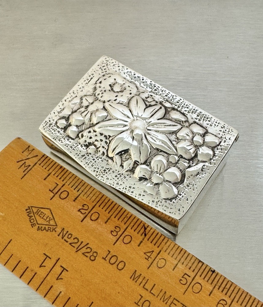 Vintage Solid 900 Silver Floral Design Pill / Snuff Box