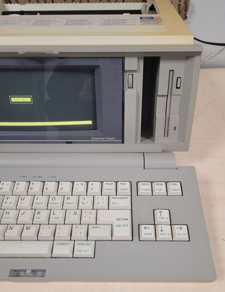 VINTAGE! BROTHERS WP-2410 WORD PROCESSOR MISSING LID (POWERS ON)