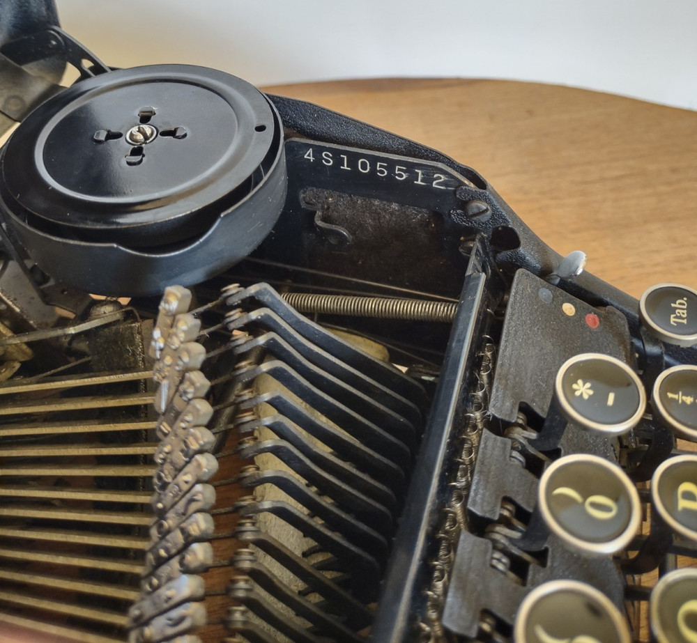 [Excellent] 1949 Smith-Corona Silent "Floating Shift" black typewriter with case