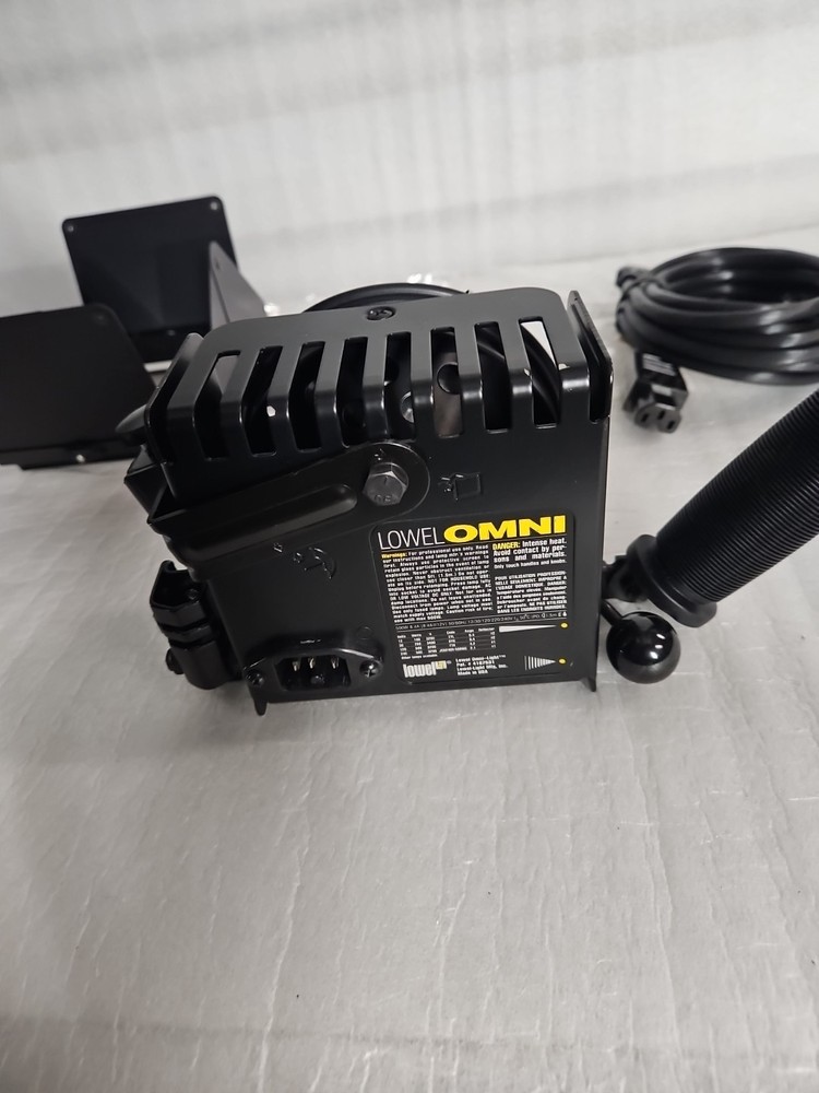 New lowel omni light W/ Cable