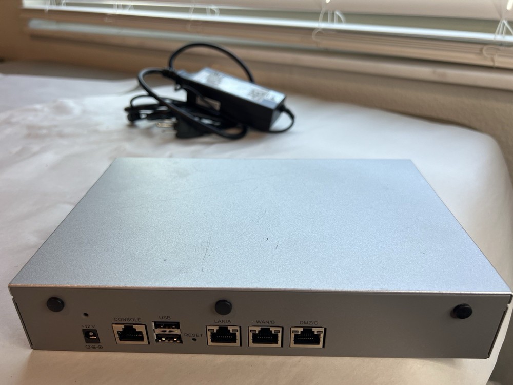 Cyberoam CR15iNG Firewall Router