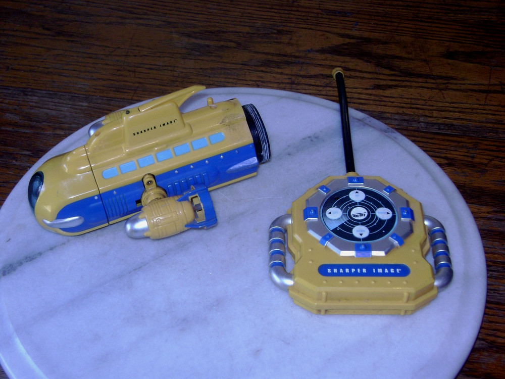SHARPER IMAGE R/C SEARCHLIGHT MINI SUBMARINE WITH REMOTE CONTROL PARTS READ