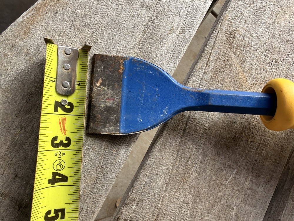 DASCO PRO TARGET GUARD FLOOR CHISEL WITH RUBBER HANDLE 2-1/2"