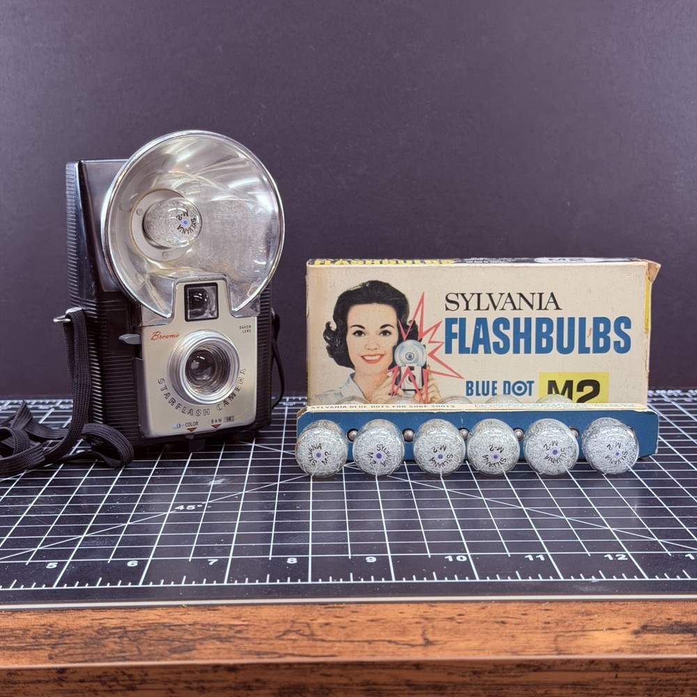 Vintage Starflash Brownie Camera + Strap & Sylvania M2 Flash Bulbs (Untested)
