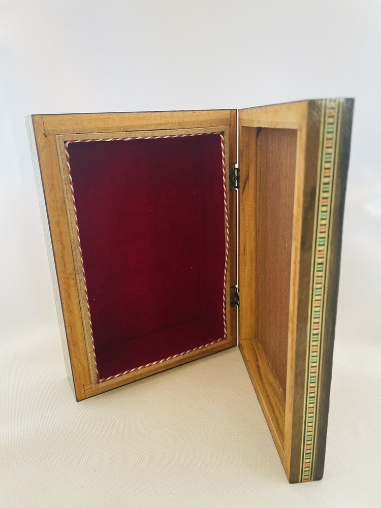 middle eastern wood felt lined , Hinged box. Intricate Details
