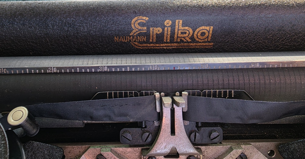 Excellent! 1936 "ERIKA" Typewriter "SERVICED" Original spools, Crinkle, case