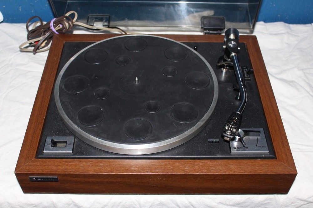 Sanyo TP-1800 Turntable - Missing 1 hinge
