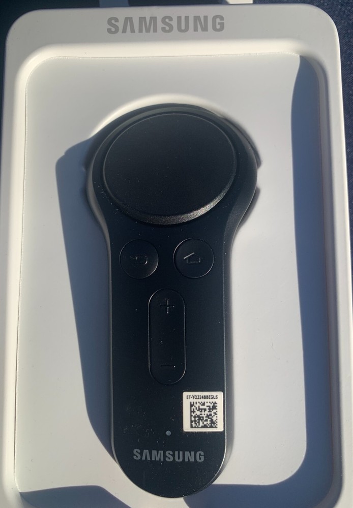 Samsung Gear VR OCULUS Virtual Reality Headset WITH Gear VR Controller