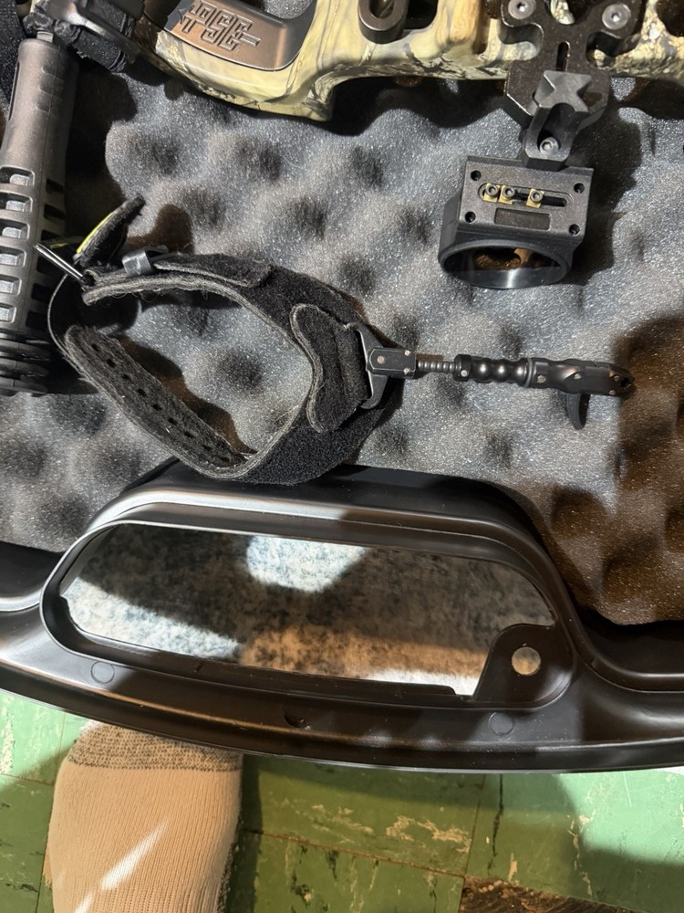 PSE Compound Bow Camo Black Aluminum w/ Case, Arrows, Release Aid