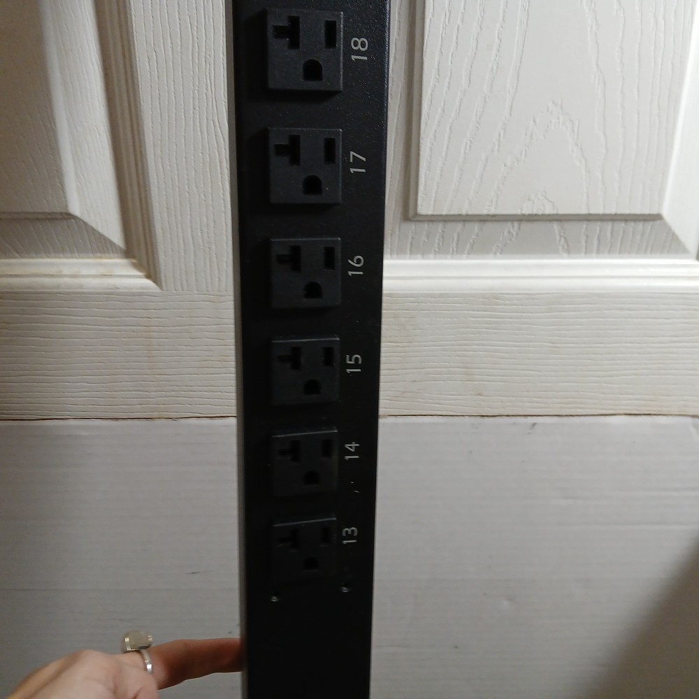 APC AP7530 Basic Rack-Mount PDU - Power Distribution Strip.