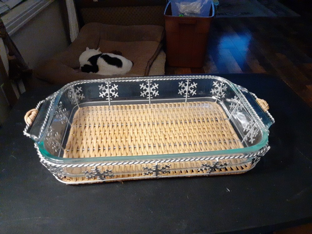 Pyrex Holiday Snowflake Baking Dish With Counter Oven Rest -Never Used