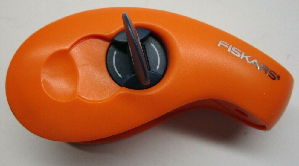 Fiskars Twist and Flip 2 in 1 Corner Rounder Punch