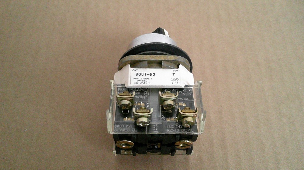 NEW OPEN BOX ALLEN BRADLEY 800T-H2, 2 POSITION SELECTOR SWITCH.