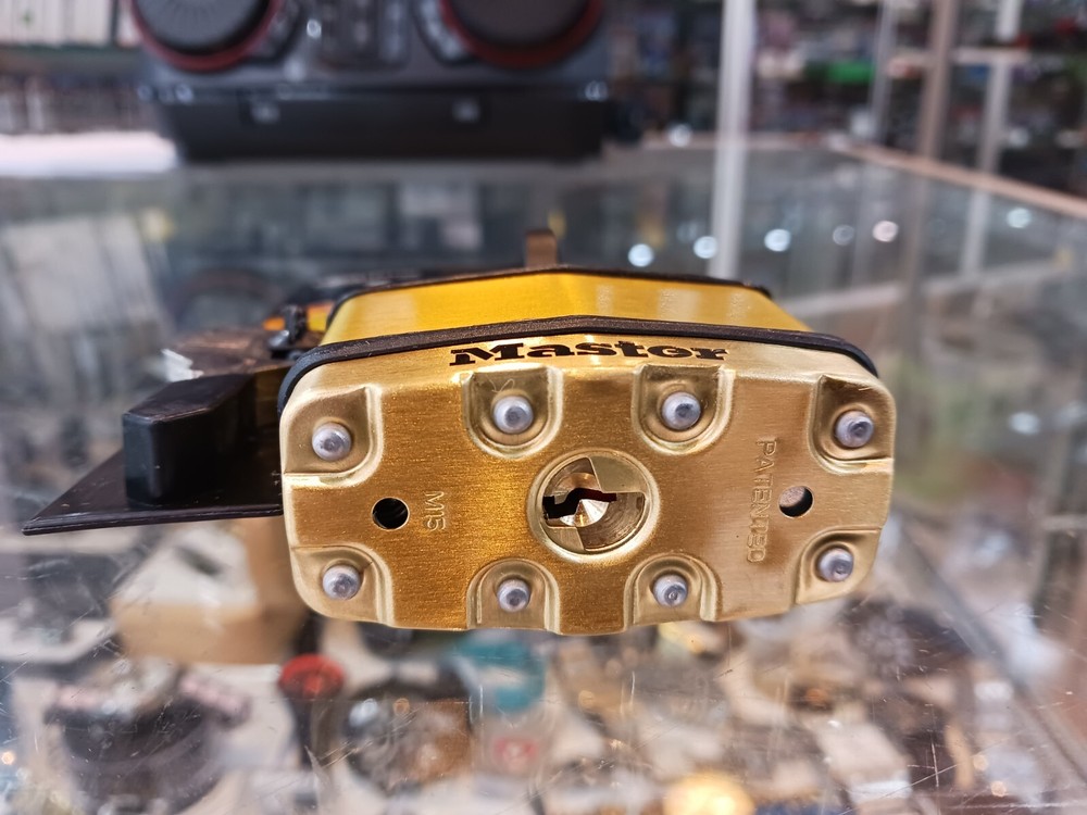 MASTER LOCK PADLOCK EXCELL 32mm OCTAGONAL BORON CARBINE SHACKLE LAMINATED