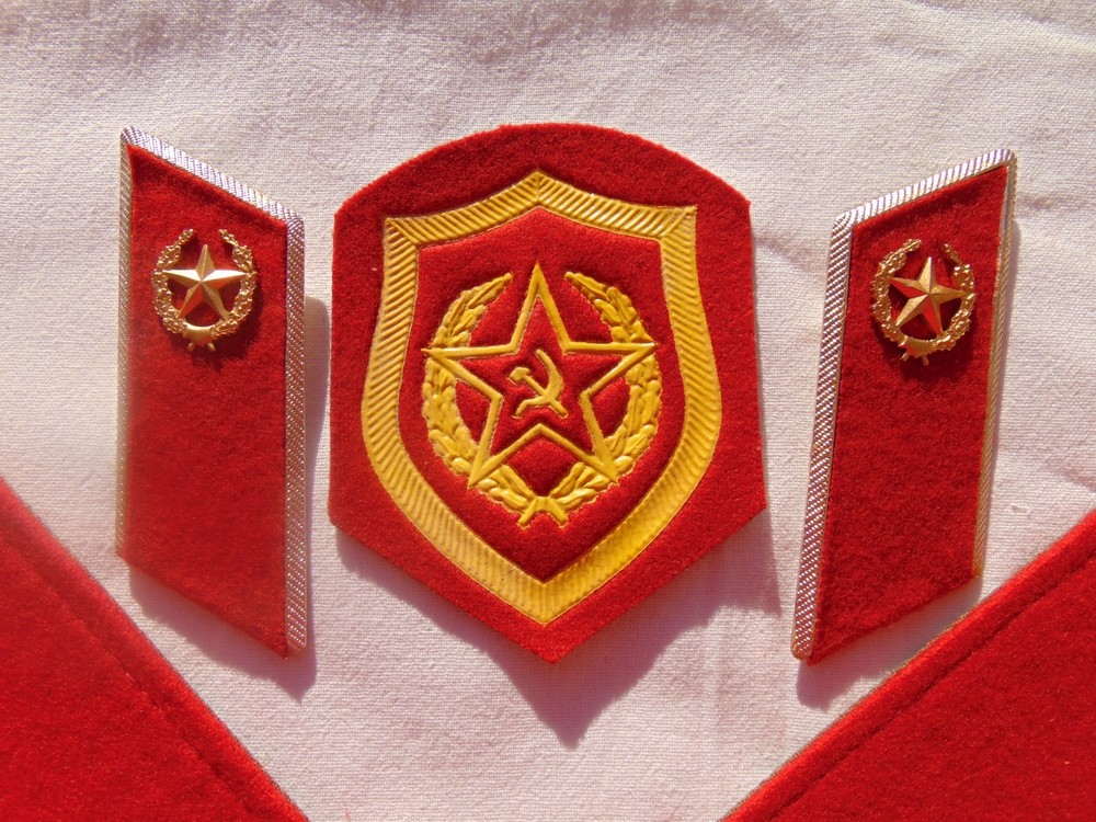 A set of Soviet motorized rifleman's insignia.