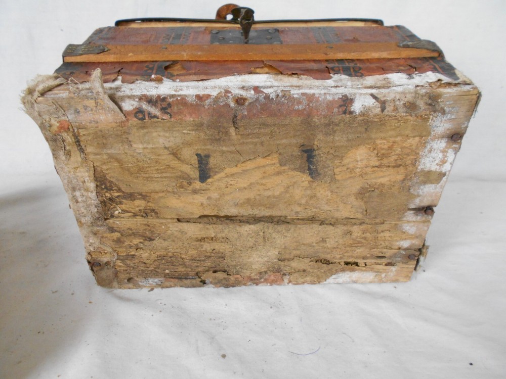 ANTIQUE VICTORIAN CHILD'S DOLL TRUNK