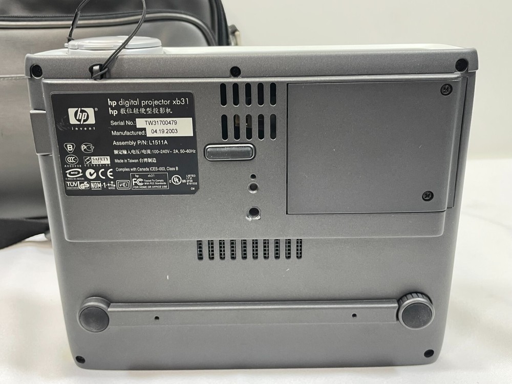 HP Digital Projector XB31 DLP w/ Case, Remote, & Accessories COMPLETE