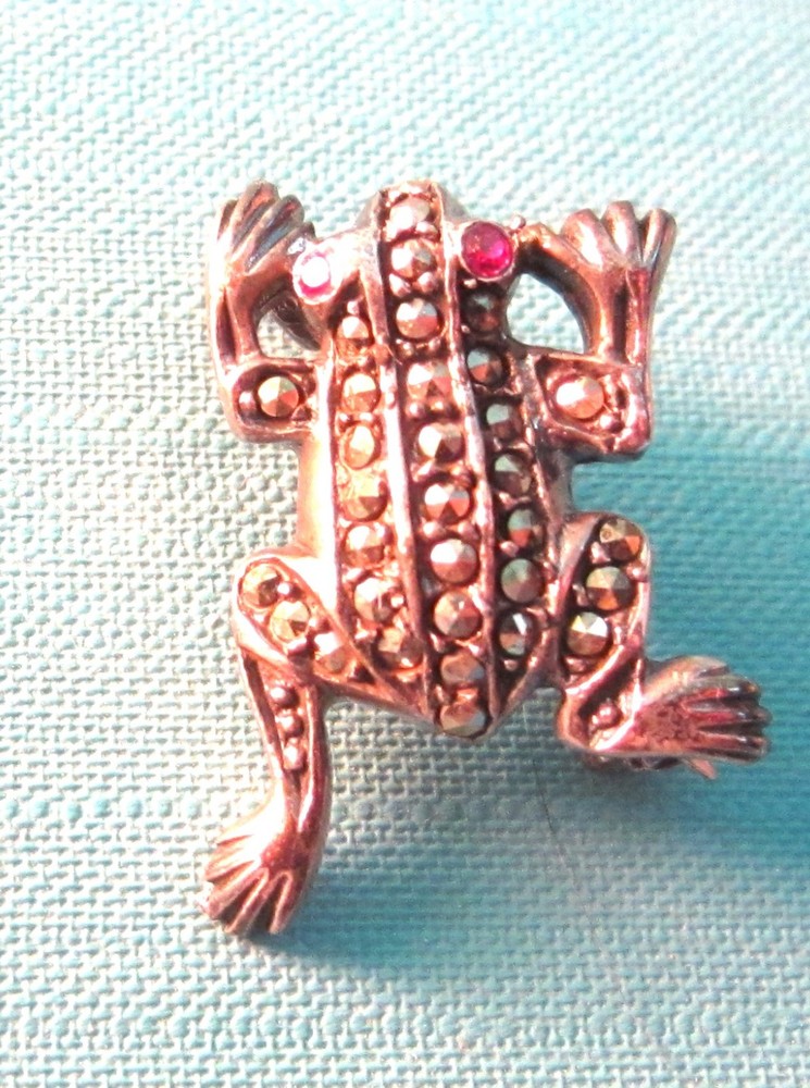 VINTAGE MARCASITE MINI FROG  PIN WITH RUBY EYES