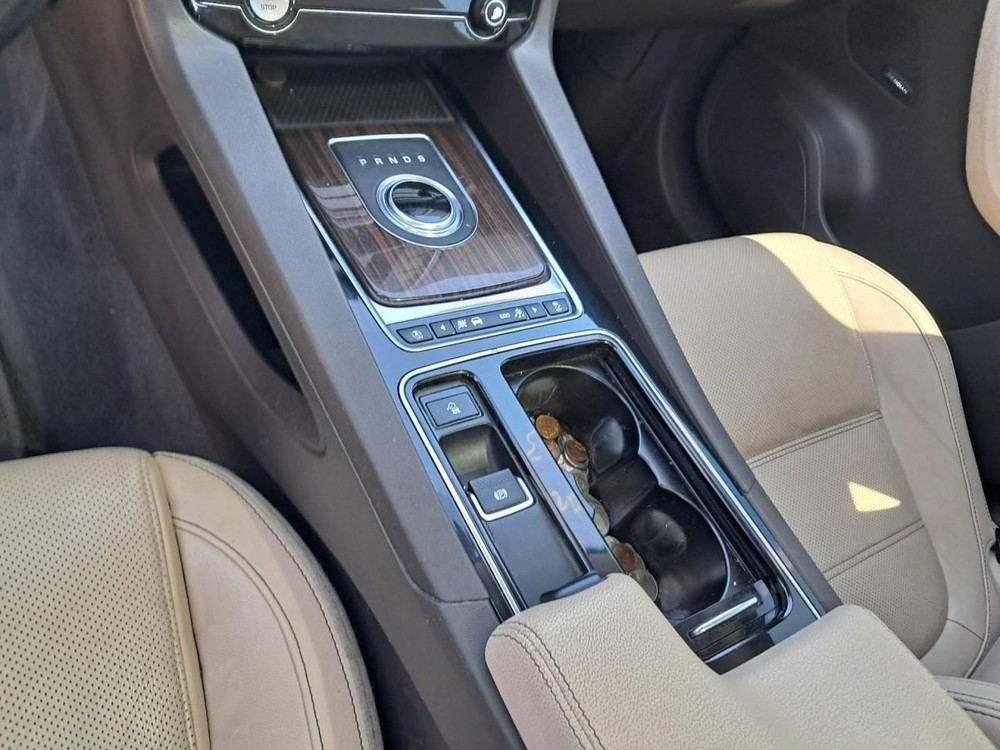 F-PACE 2018 Glove Box 4782977