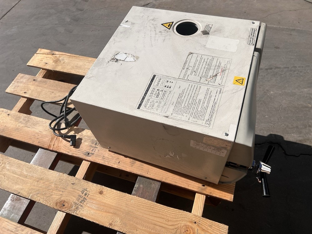 TUTTNAUER EZ10 AUTOCLAVE STEAM STERILIZER POWERS ON