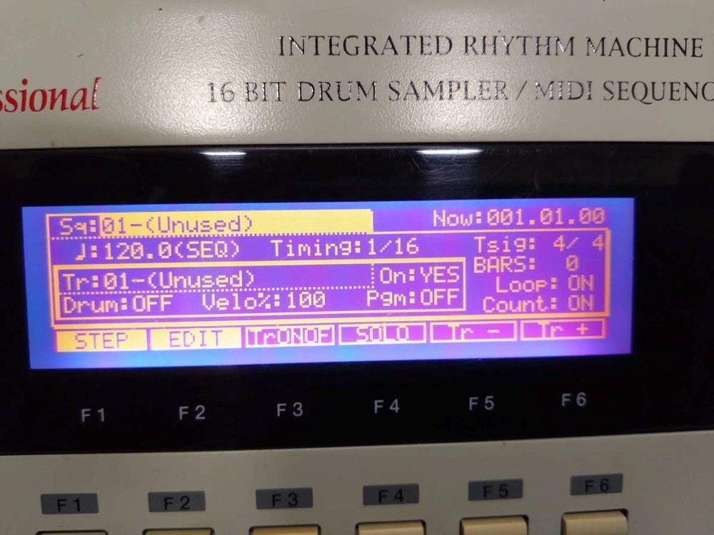 AKAI professional MPC2000 MIDI Production Center Drum Machine Sampling Sampler