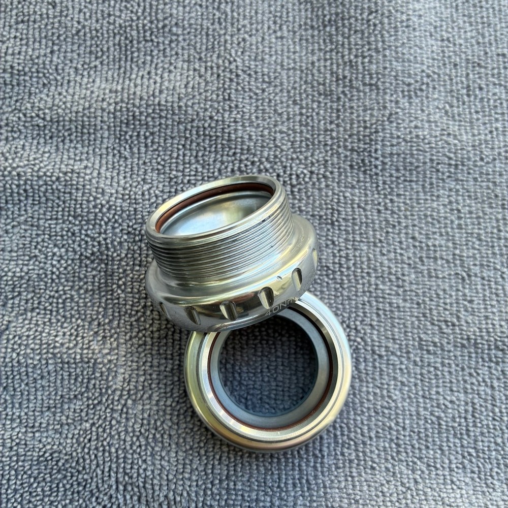 Chris King ThreadFit 24 bottom bracket silver with fit kit