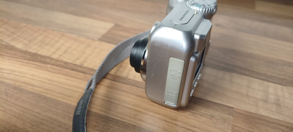 Nikon Coolpix 2100 Digital Camera Silver Tested Working