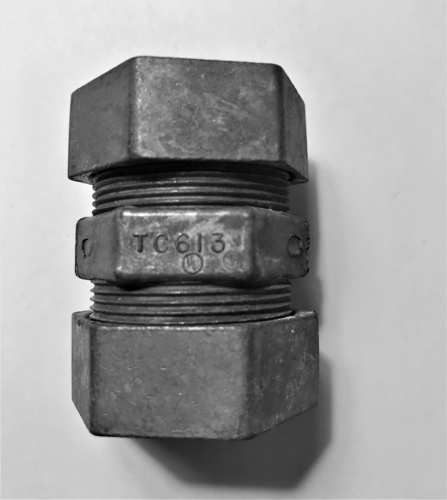 CONNECTOR   1"  DIE CAST E.M.T. COUPLINGS, COMPRESSION TYPE, CONCRETE TIGHT 