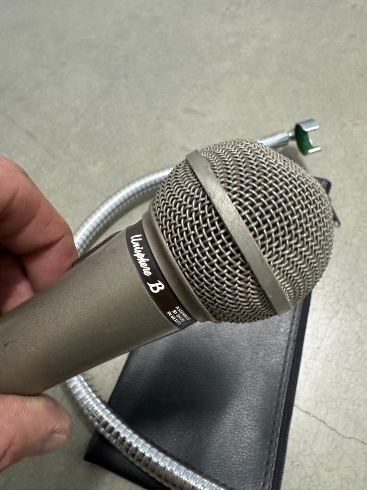 Shure Unisphere B 588SA Unidirectional Dynamic Microphone + Screw-On Cable