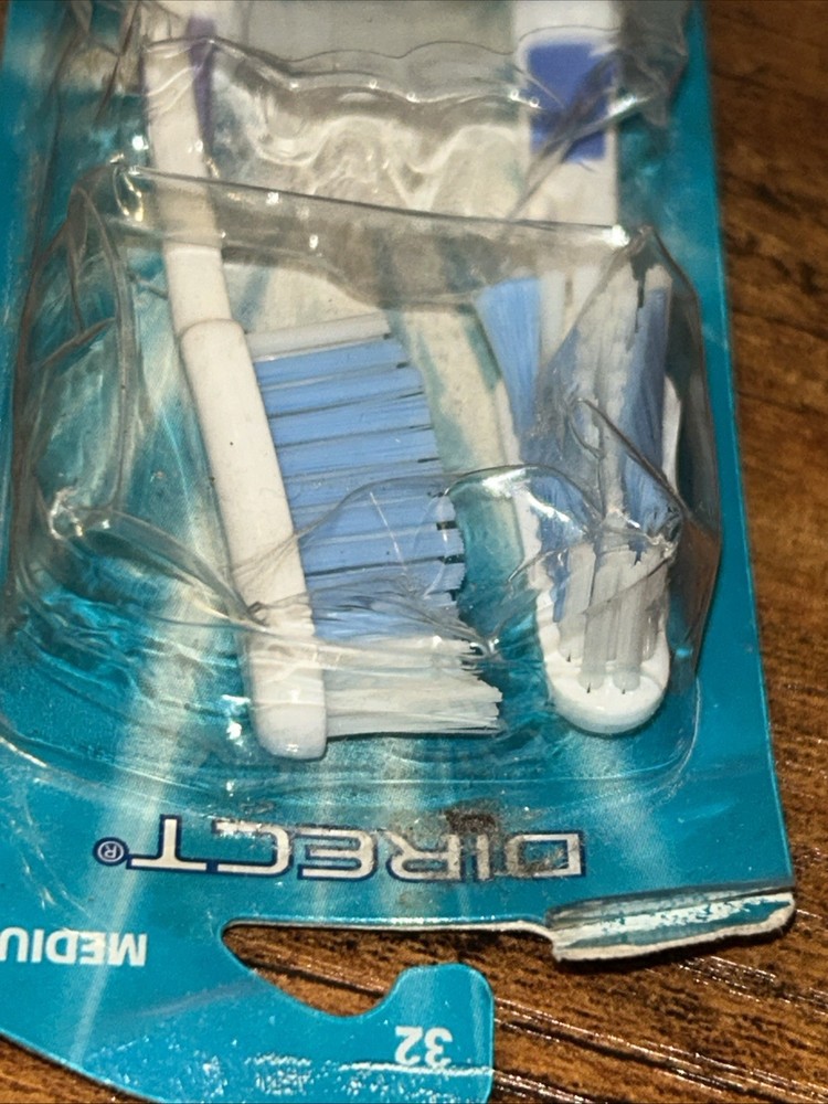 Aquafresh Medium #32 Toothbrushes 2-Pack Sealed 61674XD - Slight Pkg Damage