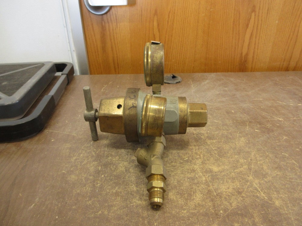 Union Carbide Linde Regulator R-69 Used