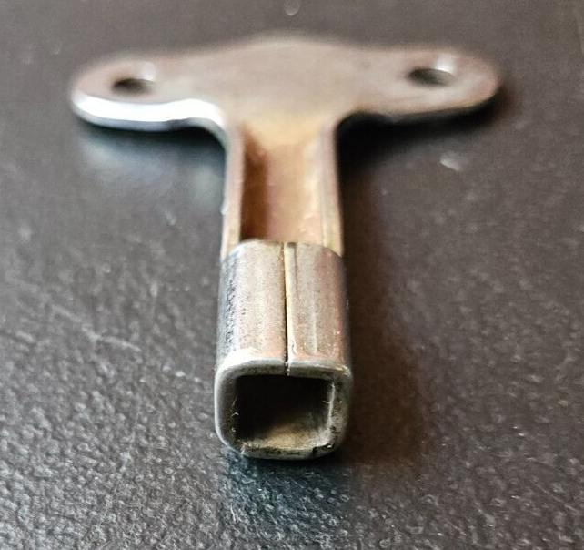 PP LOG LIGHTER. METAL KEY.